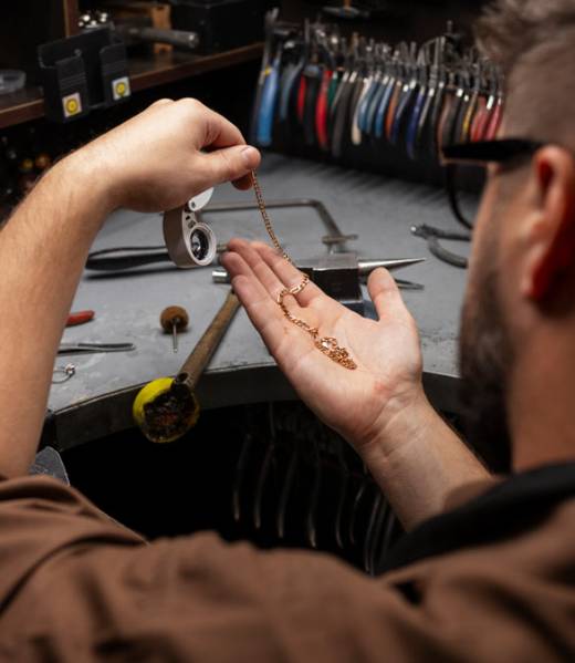 vista-lateral-joyero-haciendo-joyas_2